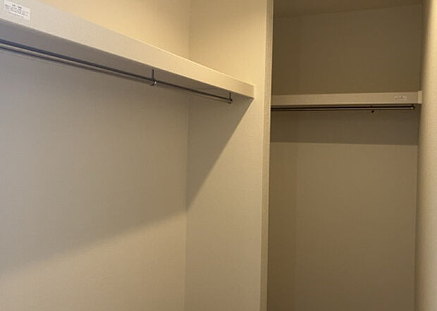 【ウォークインクローゼット】ウォークインクローゼットがあれば、クローゼット内でコーディネートが完成できますし、季節の変わり目に行う衣替えの手間も省けます。また、スーツケースなど大きいものもしまうことができ使い勝手がよいです。