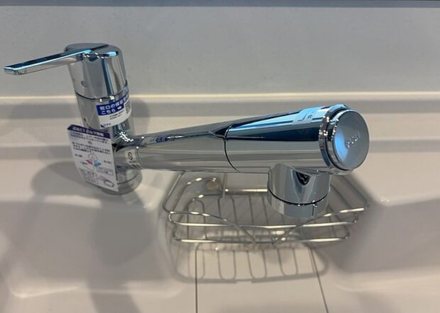 【キッチン水栓】キッチン水栓は、毎日必ず使うものだからこそ、使いやすさが重要です。シャワーヘッドの切り替えがスムーズか、吐水量が調節できるか、水しぶきが飛び散りにくい構造か、浄水機能が付いているかなど、日々の家事を快適にするための機能が数多くあります。また、デザインも多種多様なので、キッチン全体の雰囲気に合わせたものを選ぶことができます。