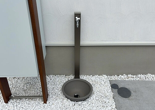 【その他設備】敷地内には、散水栓や立水栓があります。水道水を直接利用できるため、水を運ぶ手間を省くことが出来ます。大量の水を必要とする洗車作業や清掃などに役立ちます。その他設備とあわせて、現地でご確認ください。