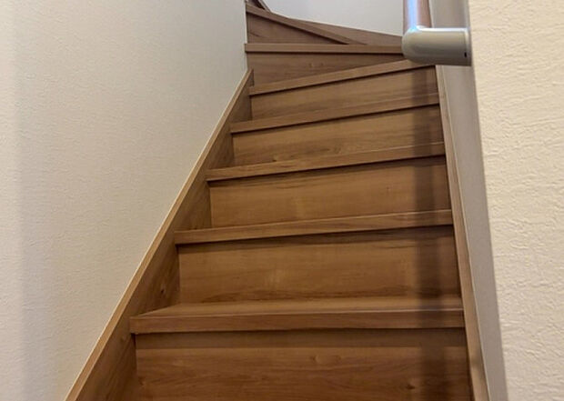 【内装】建物の上下階の通路である階段は、その位置によって動線や室内の印象が大きく左右されます。手摺にも重要な役割があり、転倒の防止・歩行や動作を円滑にして日常生活を支えることを主な目的として設置されています。