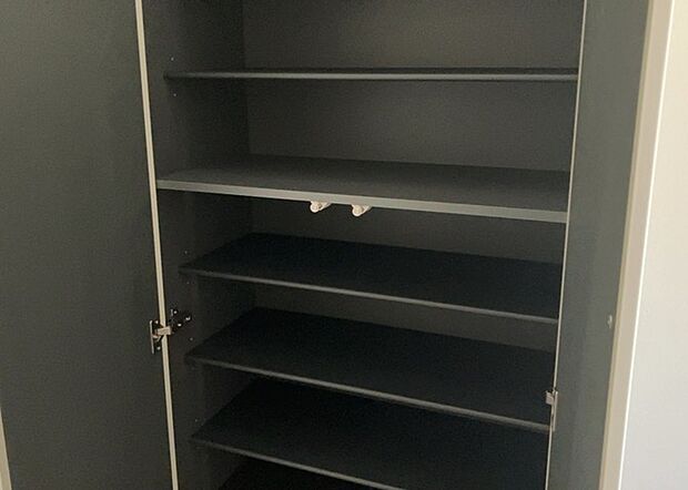 【玄関収納】玄関収納は、靴や傘、コートなどをスッキリと収納できるだけでなく、来客時に見せる顔となるため、家の顔とも言えます。収納量だけでなく、デザイン性も重視したいところです。ミラー付きの収納であれば、外出前の身だしなみチェックにも便利です。