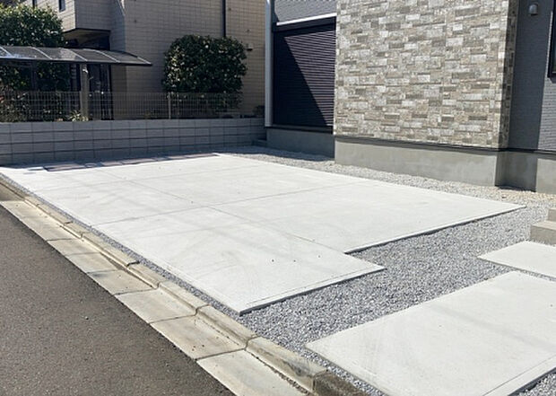 【駐車場】駐車場と明記されていても、最小スペースでつくられた駐車場だと大型車は駐車できなかったり、出入りしにくくなったりする可能性があります。お車のサイズと購入したい物件の駐車場のサイズを現地で確認しましょう。