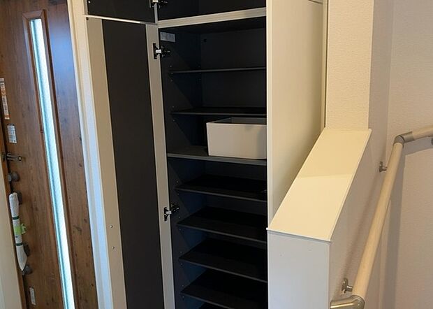 【玄関収納】玄関収納は、靴や傘、コートなどをスッキリと収納できるだけでなく、来客時に見せる顔となるため、家の顔とも言えます。収納量だけでなく、デザイン性も重視したいところです。ミラー付きの収納であれば、外出前の身だしなみチェックにも便利です。