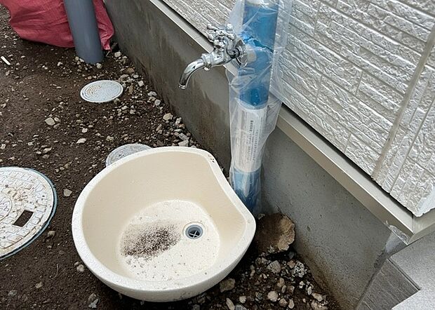 【外水栓】外水栓は、庭の水やりや洗車など、様々な用途に使える便利な設備です。ホースがしっかりと接続できるもの、水圧が安定しているものなど、使い勝手の良いものを選びましょう。また、凍結防止機能が付いているものなら、冬場でも安心して使用できます。