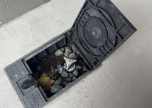 【その他設備】敷地内には、散水栓や立水栓があります。水道水を直接利用できるため、水を運ぶ手間を省くことが出来ます。大量の水を必要とする洗車作業や清掃などに役立ちます。その他設備とあわせて、現地でご確認ください。