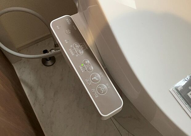 【ウォシュレット(リモコン)】ウォシュレットは、衛生面だけでなく、快適性も向上させる便利な設備です。洗浄機能の種類や水温調節機能など、様々な機能が付いたものが多くあります。リモコンも、操作が簡単で、使いやすいものを選びましょう。