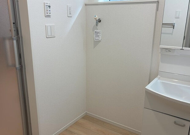 【ランドリースペース】ランドリースペースも気になります。洗濯機置場があり「洗う、干す、取り込む、アイロンがけ、たたむ」など、洗濯に関する家事をするための空間です。広さや収納など付帯設備も含めて、詳細は現地でご確認ください。