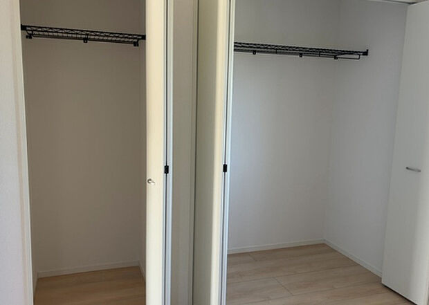 【ウォークインクローゼット】ウォークインクローゼットがあれば、クローゼット内でコーディネートが完成できますし、季節の変わり目に行う衣替えの手間も省けます。また、スーツケースなど大きいものもしまうことができ使い勝手がよいです。