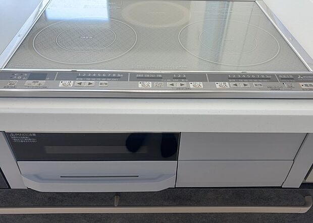 【キッチンコンロ】キッチンコンロは、料理の質を大きく左右する重要な設備です。火力調整のしやすさ、グリル機能の有無、安全装置の充実度など、選ぶポイントがたくさんあります。特に、IHクッキングヒーターは、お手入れのしやすさや安全性が高く、近年人気が高まっています。