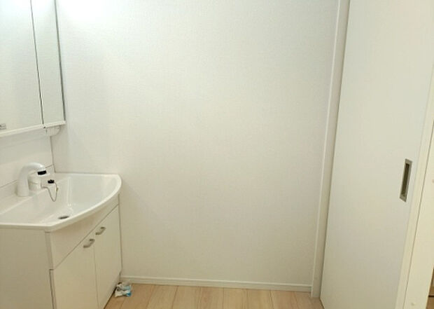 【脱衣場】多くの戸建て住宅で見かける洗面脱衣所は、洗面台と洗濯機が2畳ほどのスペースに並べられていて、洗面所が脱衣所を兼ね備えている間取りが一般的です。お客様が利用することもある、パブリックな空間でもあります。