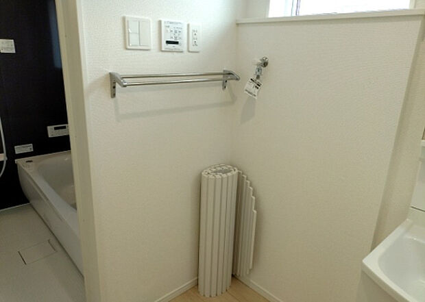 【ランドリースペース】ランドリースペースも気になります。洗濯機置場があり「洗う、干す、取り込む、アイロンがけ、たたむ」など、洗濯に関する家事をするための空間です。広さや収納など付帯設備も含めて、詳細は現地でご確認ください。