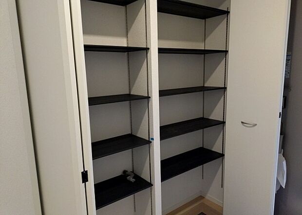 【玄関収納】玄関収納は、靴や傘、コートなどをスッキリと収納できるだけでなく、来客時に見せる顔となるため、家の顔とも言えます。収納量だけでなく、デザイン性も重視したいところです。ミラー付きの収納であれば、外出前の身だしなみチェックにも便利です。