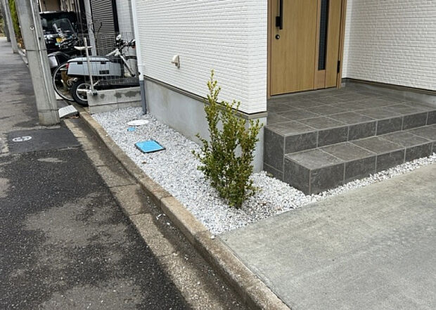 【庭】庭があることでガーデニングや家庭菜園はもちろん、こどもの遊び場やペットを放して遊ぶことができます。また、家の周囲に余裕があるということです。隣地との間があれば、十分な日当たりと、風通しが確保できます。