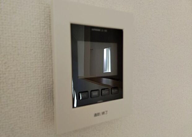 【TVモニター付きインターホン】TVモニター付きインターホンは、来訪者の顔を確認できるだけでなく、音声でやり取りすることもできるため、セキュリティ面で安心できる設備です。モニター画面が大きく見やすいもの、夜間でも来訪者をしっかりと確認できるものなど、機能性を重視したいところです。