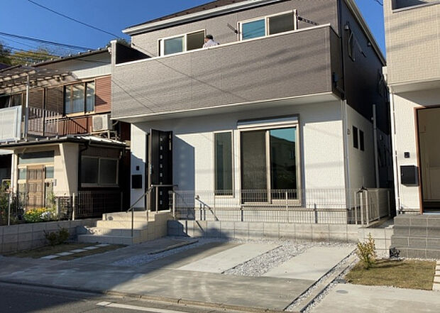 【前面道路含む現地写真_2】お持ちの車種によっては前面道路が広い方が便利でしょう。しかし、前面道路が広ければその分交通量が多くなるため、騒音などが気になる場合があります。実際に現地を見学し、周辺交通量や騒音などを確認しましょう!