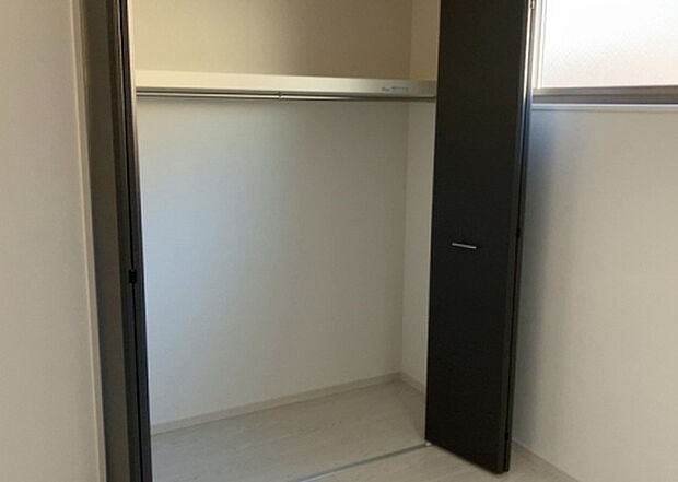 【ウォークインクローゼット】ウォークインクローゼットがあれば、クローゼット内でコーディネートが完成できますし、季節の変わり目に行う衣替えの手間も省けます。また、スーツケースなど大きいものもしまうことができ使い勝手がよいです。