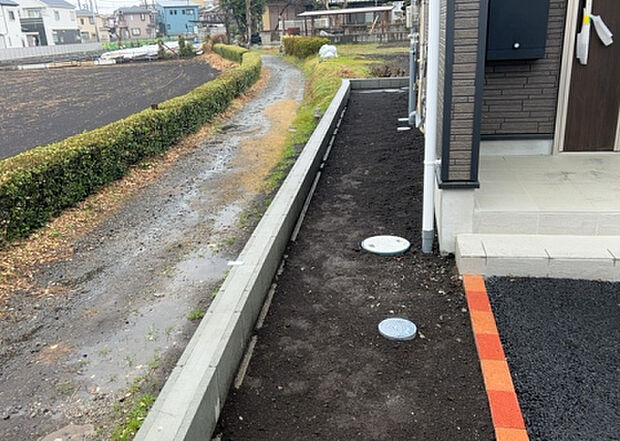 【庭】庭があることでガーデニングや家庭菜園はもちろん、こどもの遊び場やペットを放して遊ぶことができます。また、家の周囲に余裕があるということです。隣地との間があれば、十分な日当たりと、風通しが確保できます。