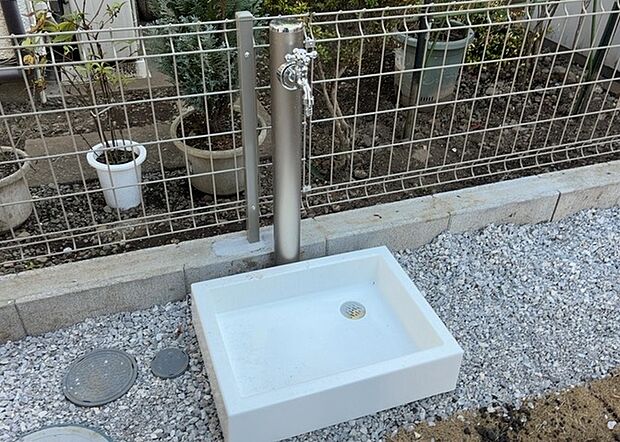 【外水栓】外水栓は、庭の水やりや洗車など、様々な用途に使える便利な設備です。ホースがしっかりと接続できるもの、水圧が安定しているものなど、使い勝手の良いものを選びましょう。また、凍結防止機能が付いているものなら、冬場でも安心して使用できます。