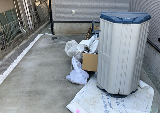 【駐車場】駐車場と明記されていても、最小スペースでつくられた駐車場だと大型車は駐車できなかったり、出入りしにくくなったりする可能性があります。お車のサイズと購入したい物件の駐車場のサイズを現地で確認しましょう。