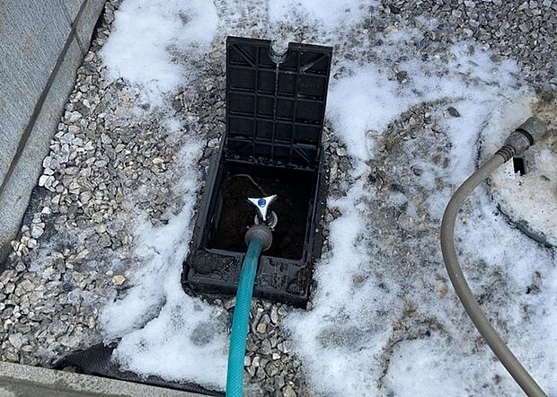 【外水栓】外水栓は、庭の水やりや洗車など、様々な用途に使える便利な設備です。ホースがしっかりと接続できるもの、水圧が安定しているものなど、使い勝手の良いものを選びましょう。また、凍結防止機能が付いているものなら、冬場でも安心して使用できます。