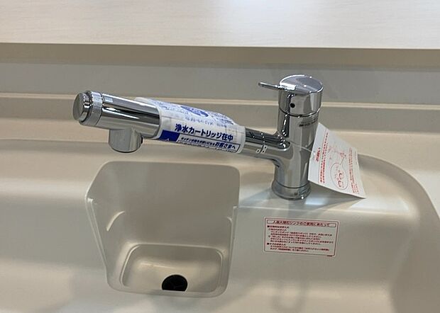 【キッチン水栓】キッチン水栓は、毎日必ず使うものだからこそ、使いやすさが重要です。シャワーヘッドの切り替えがスムーズか、吐水量が調節できるか、水しぶきが飛び散りにくい構造か、浄水機能が付いているかなど、日々の家事を快適にするための機能が数多くあります。また、デザインも多種多様なので、キッチン全体の雰囲気に合わせたものを選ぶことができます。