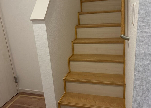 【内装】建物の上下階の通路である階段は、その位置によって動線や室内の印象が大きく左右されます。手摺にも重要な役割があり、転倒の防止・歩行や動作を円滑にして日常生活を支えることを主な目的として設置されています。