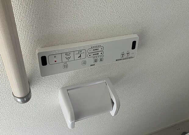 【ウォシュレット(リモコン)】ウォシュレットは、衛生面だけでなく、快適性も向上させる便利な設備です。洗浄機能の種類や水温調節機能など、様々な機能が付いたものが多くあります。リモコンも、操作が簡単で、使いやすいものを選びましょう。