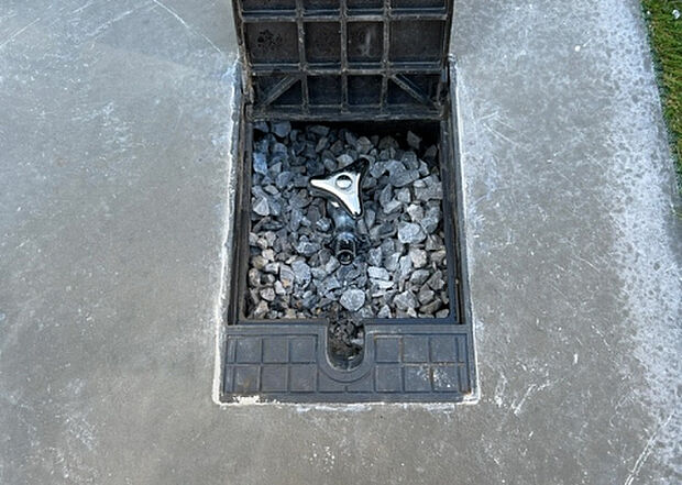 【その他設備】敷地内には、散水栓や立水栓があります。水道水を直接利用できるため、水を運ぶ手間を省くことが出来ます。大量の水を必要とする洗車作業や清掃などに役立ちます。その他設備とあわせて、現地でご確認ください。