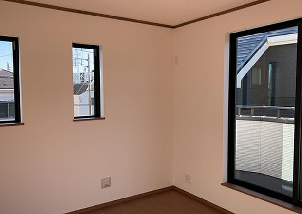 【洋室】洋室のメリットは重い家具が置きやすく、身の回りが整理しやすいことです。 床がフローリングのため畳とは異なり凹みにくいです。 クローゼットなど収納が豊富で、普段使わない旅行カバンや服の整頓も簡単にです。