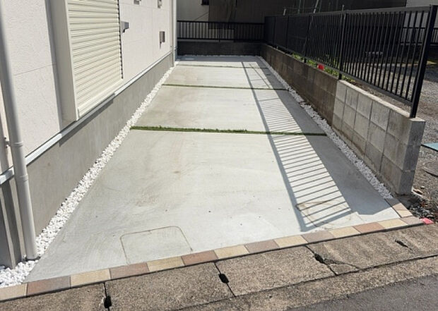 【駐車場】駐車場と明記されていても、最小スペースでつくられた駐車場だと大型車は駐車できなかったり、出入りしにくくなったりする可能性があります。お車のサイズと購入したい物件の駐車場のサイズを現地で確認しましょう。