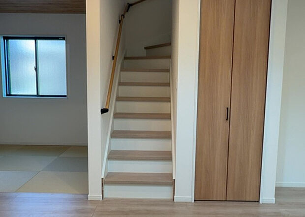 【内装】建物の上下階の通路である階段は、その位置によって動線や室内の印象が大きく左右されます。手摺にも重要な役割があり、転倒の防止・歩行や動作を円滑にして日常生活を支えることを主な目的として設置されています。