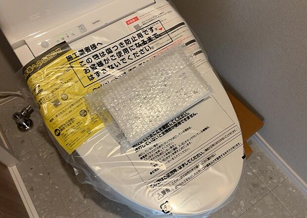 【ウォシュレット(リモコン)】ウォシュレットは、衛生面だけでなく、快適性も向上させる便利な設備です。洗浄機能の種類や水温調節機能など、様々な機能が付いたものが多くあります。リモコンも、操作が簡単で、使いやすいものを選びましょう。