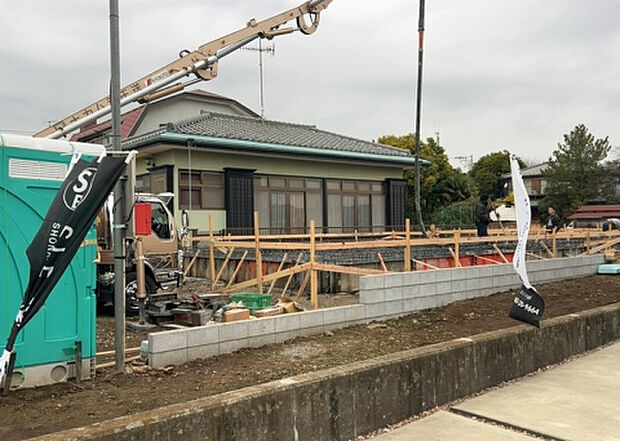 【構造・工法・仕様_2】ベタ基礎とは、柱の位置に関係なく全体に基礎がある事を指し、面積が大きい分建物の重さを全体に分散できます。また、地面からの湿気や害虫を遮断でき、木造住宅で心配されるシロアリ被害を防ぐ効果も期待できます。