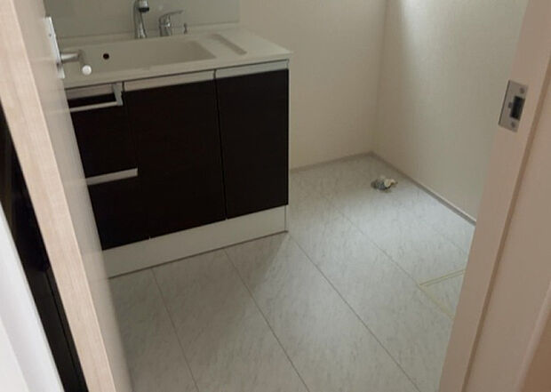 【脱衣場】多くの戸建て住宅で見かける洗面脱衣所は、洗面台と洗濯機が2畳ほどのスペースに並べられていて、洗面所が脱衣所を兼ね備えている間取りが一般的です。お客様が利用することもある、パブリックな空間でもあります。