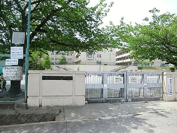 三輪小学校(約678m)
