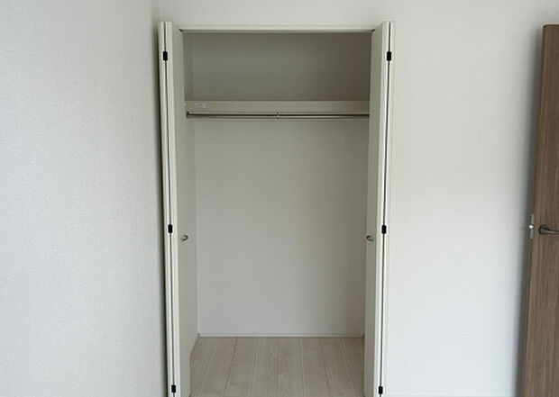 【ウォークインクローゼット】ウォークインクローゼットがあれば、クローゼット内でコーディネートが完成できますし、季節の変わり目に行う衣替えの手間も省けます。また、スーツケースなど大きいものもしまうことができ使い勝手がよいです。
