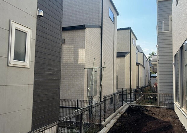 【物件からの展望_2】眺望を気にして物件を探す場合、前面に建物が建っていないか現地で確認しましょう!前面に建物があると景色はもちろん、日当たりや風通しにも影響が出てきます。住んだ時のことを想像しながら現地見学をしましょう。