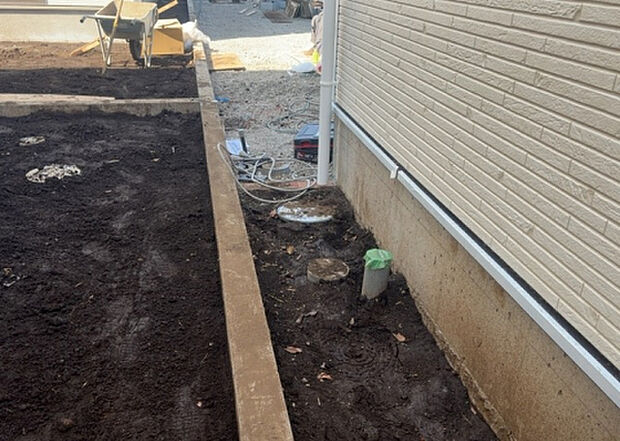 【その他設備】敷地内には、散水栓や立水栓があります。水道水を直接利用できるため、水を運ぶ手間を省くことが出来ます。大量の水を必要とする洗車作業や清掃などに役立ちます。その他設備とあわせて、現地でご確認ください。