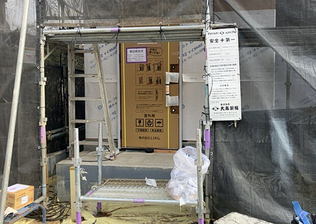 【玄関】玄関は家の顔でもあり、家族以外の目にも止まる場所です。玄関は外との間を仕切る扉、靴などをしまっておく収納スペース、靴脱ぎのたたきスペース、来客とのやり取りをするドアホンなど複数のアイテムからなります。