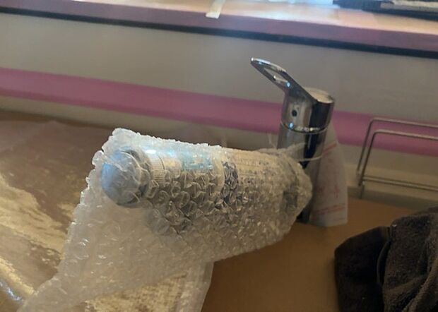 【キッチン水栓】キッチン水栓は、毎日必ず使うものだからこそ、使いやすさが重要です。シャワーヘッドの切り替えがスムーズか、吐水量が調節できるか、水しぶきが飛び散りにくい構造か、浄水機能が付いているかなど、日々の家事を快適にするための機能が数多くあります。また、デザインも多種多様なので、キッチン全体の雰囲気に合わせたものを選ぶことができます。