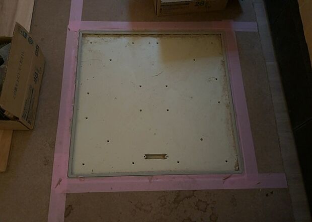 【キッチン床下収納】キッチン床下収納は、調理器具や食器などをスッキリと収納できる便利なスペースです。収納量が多いもの、引き出しがスムーズに開閉するものなど、使い勝手の良いものを選ぶことが大切です。また、湿気がこもりやすい場所なので、通気性の良いものを選ぶこともおすすめです。