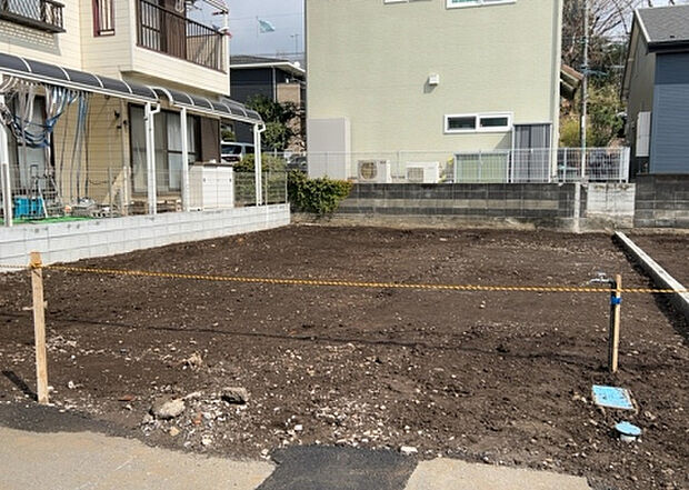 【外観_3】現地に行くなら、物件の周囲の地形がどうなっているかを見ることも大切です。周辺より低くなっている土地では、大雨などで水が集まりやすいため、地盤が弱くなっているということも考えられるため、注意が必要です。