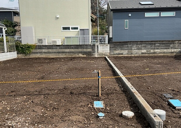 【駐車場_2】駐車場と明記されていても、最小スペースでつくられた駐車場だと大型車は駐車できなかったり、出入りしにくくなったりする可能性があります。お車のサイズと購入したい物件の駐車場のサイズを現地で確認しましょう。