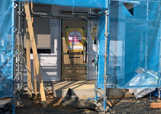 【玄関】玄関は家の顔でもあり、家族以外の目にも止まる場所です。玄関は外との間を仕切る扉、靴などをしまっておく収納スペース、靴脱ぎのたたきスペース、来客とのやり取りをするドアホンなど複数のアイテムからなります。