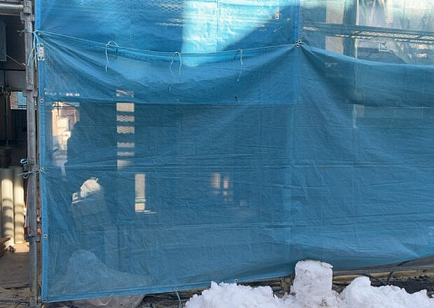 【玄関】玄関は家の顔でもあり、家族以外の目にも止まる場所です。玄関は外との間を仕切る扉、靴などをしまっておく収納スペース、靴脱ぎのたたきスペース、来客とのやり取りをするドアホンなど複数のアイテムからなります。