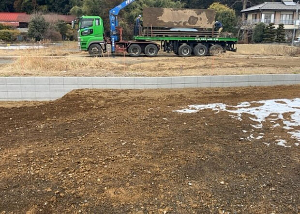 【庭_2】庭のある家に住むことのメリットとして、子どもたちの遊び場を確保できること、ガーデニングや家庭菜園を楽しめること、明るさを確保できることがあります。また、配置を工夫することでプライバシーが確保できます。