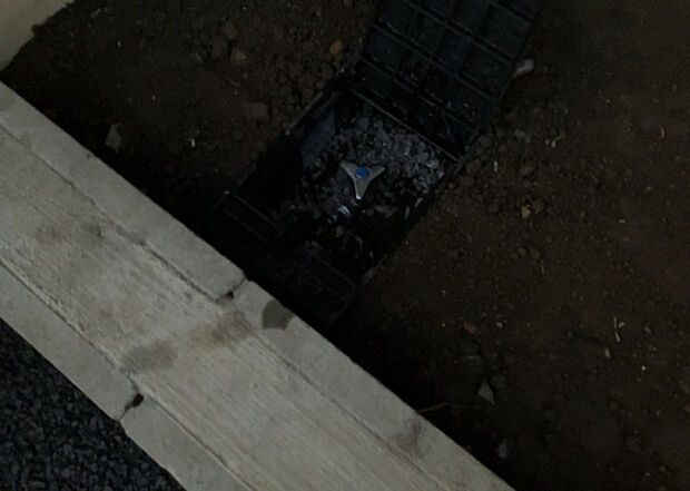 【その他設備】敷地内には、散水栓や立水栓があります。水道水を直接利用できるため、水を運ぶ手間を省くことが出来ます。大量の水を必要とする洗車作業や清掃などに役立ちます。その他設備とあわせて、現地でご確認ください。