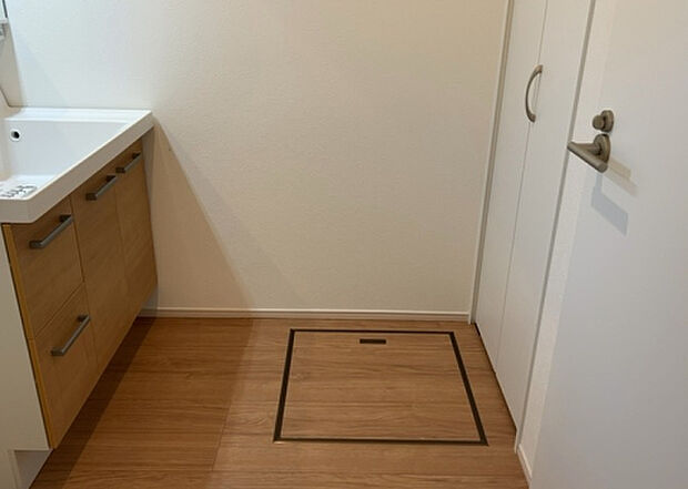 【脱衣場】多くの戸建て住宅で見かける洗面脱衣所は、洗面台と洗濯機が2畳ほどのスペースに並べられていて、洗面所が脱衣所を兼ね備えている間取りが一般的です。お客様が利用することもある、パブリックな空間でもあります。