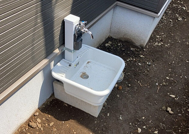 【その他設備】敷地内には、散水栓や立水栓があります。水道水を直接利用できるため、水を運ぶ手間を省くことが出来ます。大量の水を必要とする洗車作業や清掃などに役立ちます。その他設備とあわせて、現地でご確認ください。