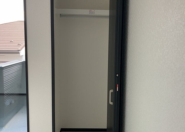 【ウォークインクローゼット】ウォークインクローゼットがあれば、クローゼット内でコーディネートが完成できますし、季節の変わり目に行う衣替えの手間も省けます。また、スーツケースなど大きいものもしまうことができ使い勝手がよいです。